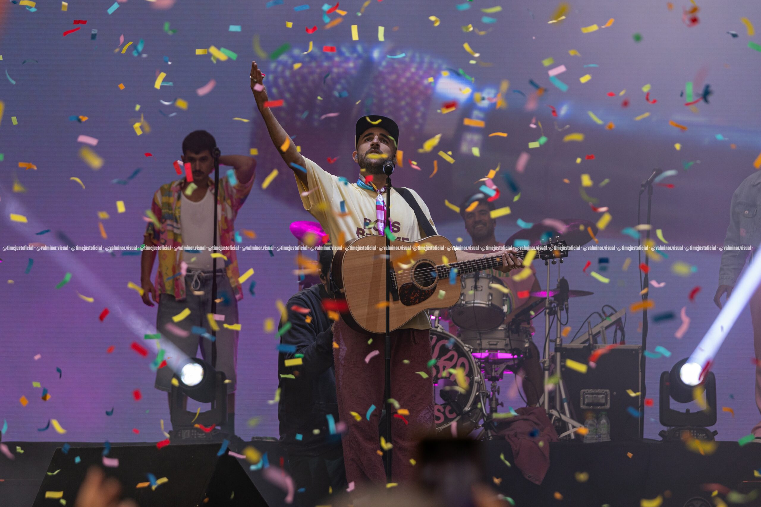 Explosión de confeti en el concierto de Nil Moliner en el Caudal Fest.